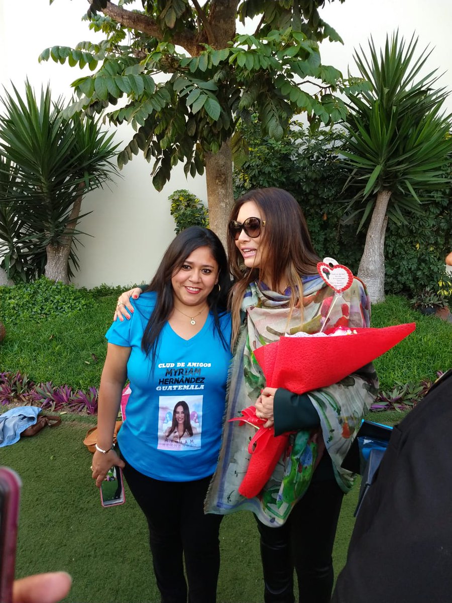 MyriamHNGuatema's tweet photo. Momentos Inolvidables los que vivio nuestra presidenta @karen_Guatemala en #Peru con la gran @MyriamHN  donde coreo todos sus temas una noche única y maravillosa buen retorno karencita  😄😍 @jorgesaintjean  los esperamos en Guatemala pronto  😍😍😍😍 https://t.co/9oPjHcNHty