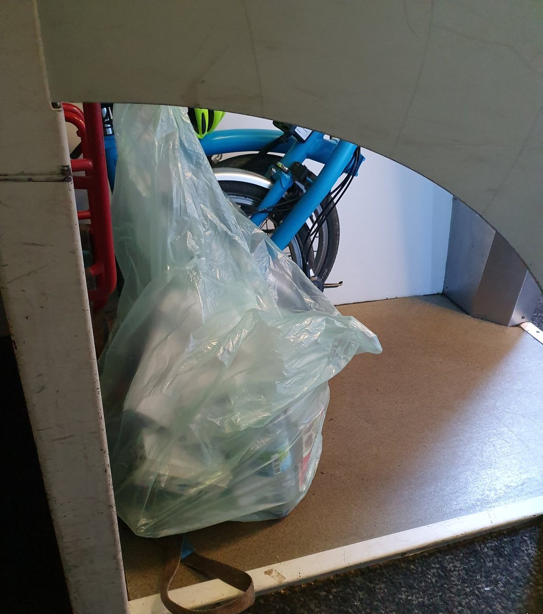 cleanair_doc's tweet photo. Oh @CrossCountryUK ...my @BromptonBicycle has to share with a rubbish bag and I'm sat in the luggage rack (which is awkwardly bangjng my head 😔). Not a happy 1733 BNS -OXF journey all round (and I'm loyal season ticket holder) #PoorValue #NeedMoreCarriages https://t.co/z16HkJV1Hd