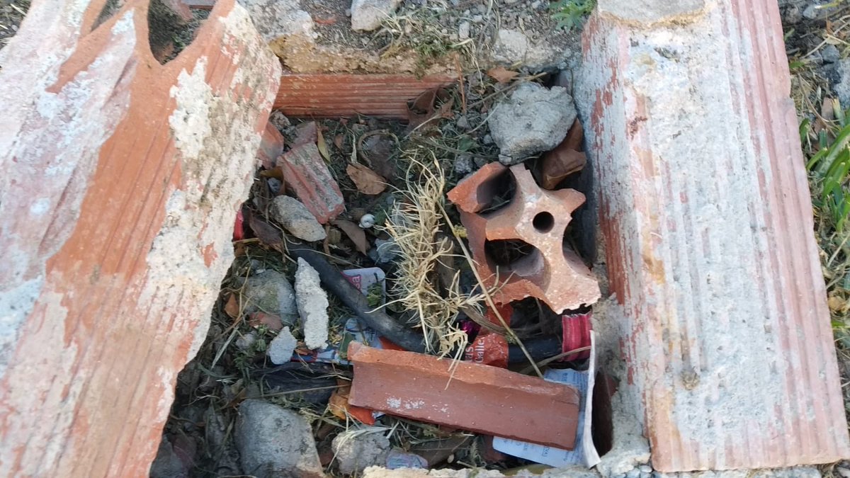 Rebepl's tweet photo. @AhoraAljucer @parquesdemurcia @Chenchomt @Ppguillenparra @JovenFutura @AytoMurcia @_CuidaTuPlaneta Si! No es de alumbrado, al parecer un registro de riego. Trasladamos a parques y jardines. Gracias por el aviso https://t.co/gXWIJNzfzb