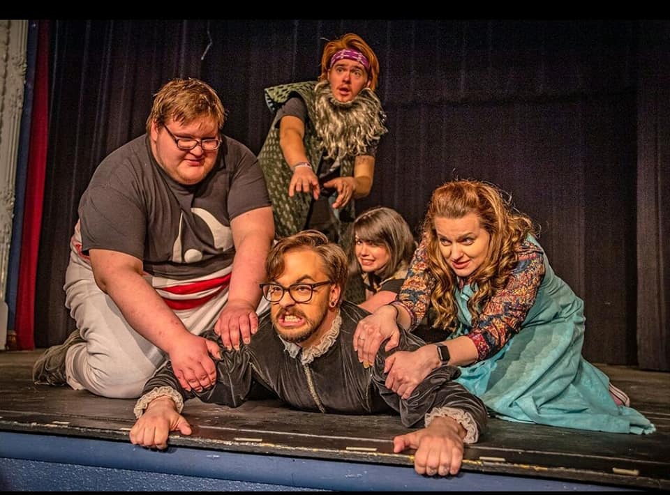 Are you mad for missing the first weekend of #ShakespeareMankato? Don't fret... you have 3 more chances to see the show that people are calling "hilarious", "side-splitting", and "not your Grandma's Shakespeare"! Get your tickets at merelyplayers.com/tickets! 
📸: @IndustrialLens