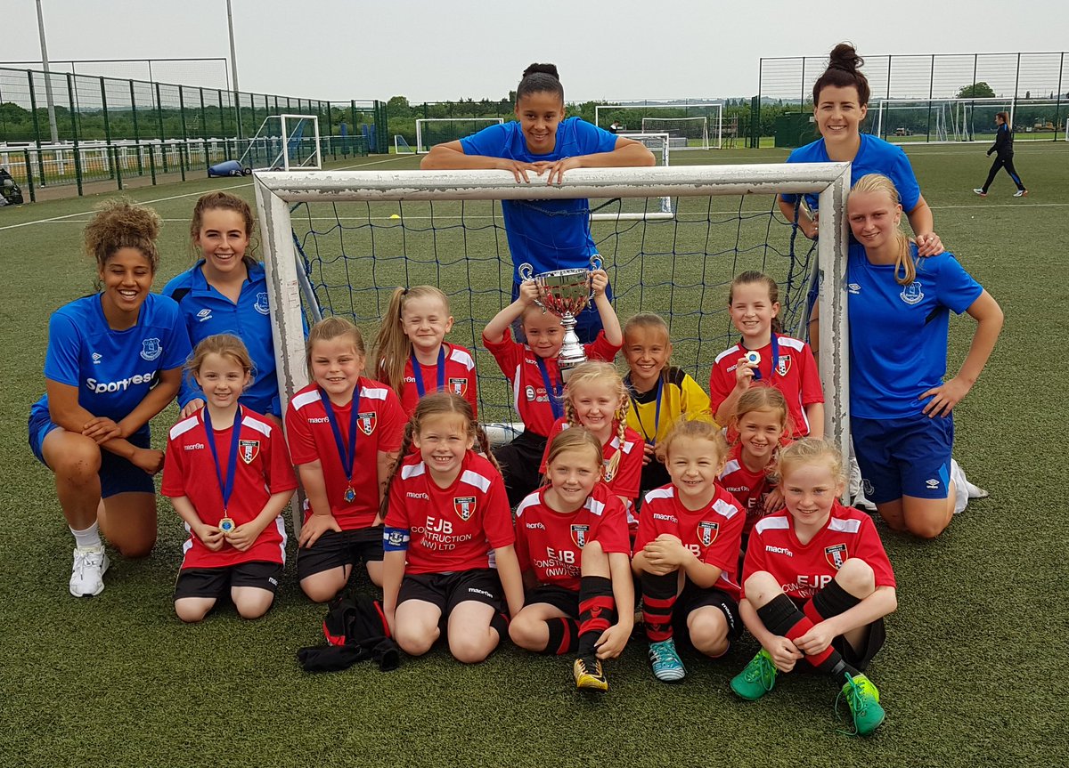 Picture Day TODAY! 
U8 girls at 6:15 p.m. and U10 girls at 7:15 p.m. 
<a href="/killarneyyyc/">Killarney Glengarry</a> #Photoday #Girlsoccer #Youthsoccer