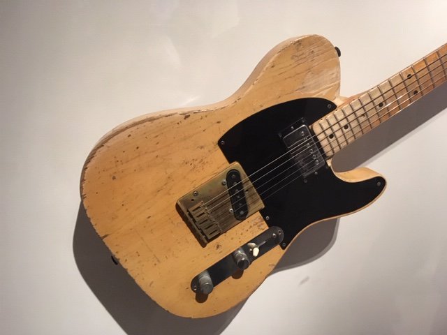 uptownamanda's tweet image. Though there were so many beautiful instruments at the Play it Loud exhibit at the Met, my favorites were the ones that were played til they were worn, like this one that belongs to Keith Richards. #UseYourStuff #LessButBetter #OrganizedEnoughBook