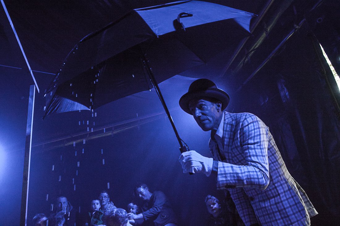 Circusdrome speelt De Clown / BeBe

Wat gebeurt er als een clown zijn clownsneus aan de kapstok hangt? Wie gaat er eigenlijk achter dat masker schuil? Dé familievoorstelling vanaf 4 jaar.

za 29 juni om 15.00 en 19.00 uur
zo 30 juni om 14.00 en 16.30 uur

simmerdeis.nl/programma/circ…