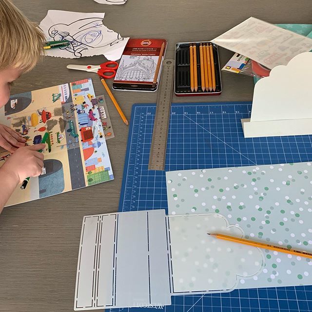 I just love crafting with my youngest son. ❤️
I’m testing my new paper display. A basic display with the shape of a cloud. 
And he loves to draw and play with stickers.
.
.
.
#dendennis #craft #craftastherapy #craftingwithkids #display #paper #paperart #papercraft #paperdesi…