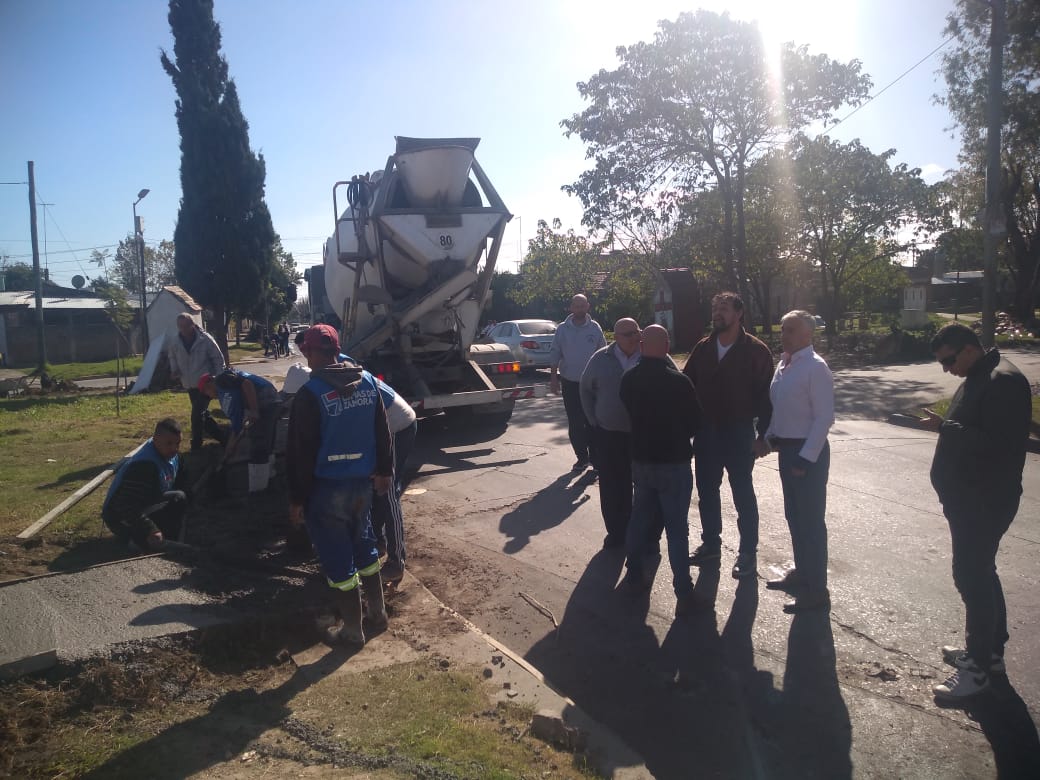 gastonlassalle's tweet photo. En #SanJoséOeste en el "Polideportivo San José" terminando senderos en las Calles Otawa y el Tala y eliminando basural #OrgulloDeSerDeLomas #SecretaríaDescentralizada @minsaurralde @MunicipioLdeZ @RodriguezLuisSJ #FernandoGiordano https://t.co/DM39WlDplg