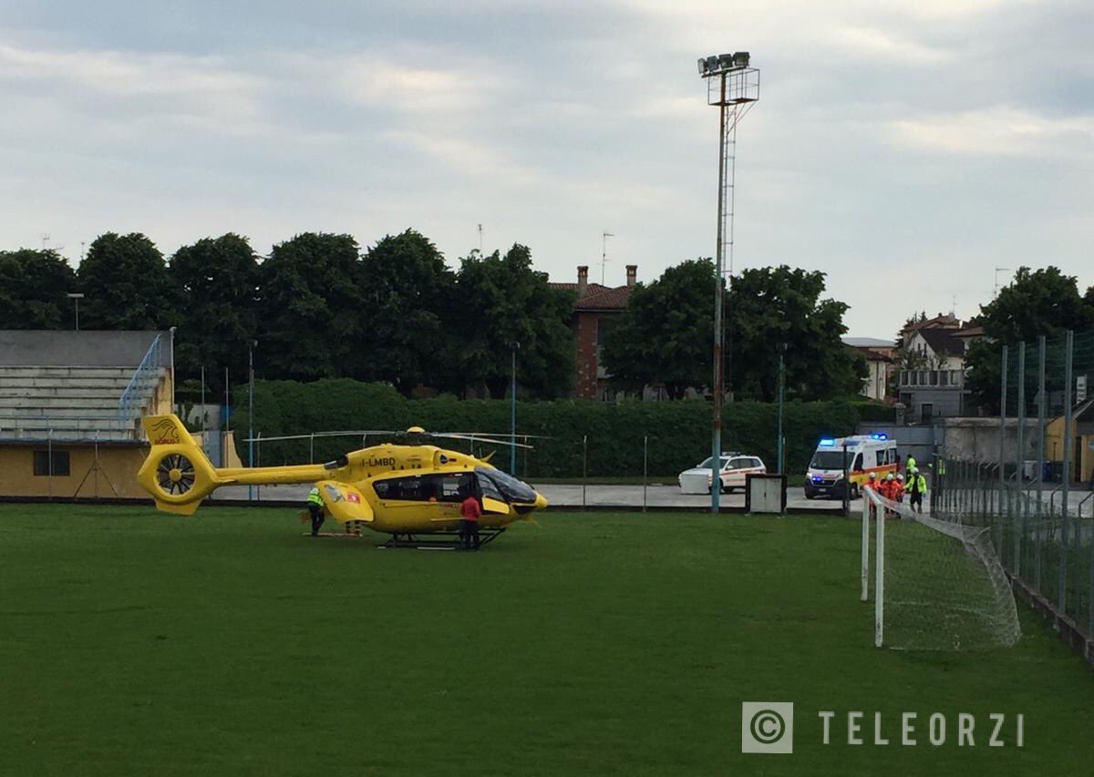 TeleOrzi's tweet photo. Elisoccorso atterrato al campo sportivo di #Orzinuovi: da una prima ricostruzione pare che un bambino di 18 mesi sia caduto dal balcone della propria abitazione. https://t.co/QA4wHogwII