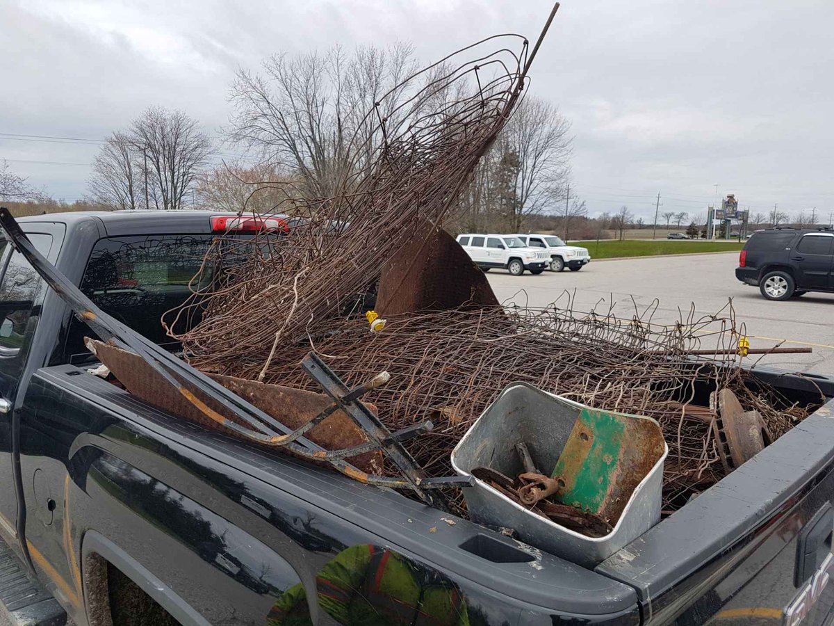 SouthSimcoePS's tweet photo. No securement whatsoever! This pickup is classed as a commercial motor vehicle due its registered weight. Now parked until load is safe and secure. #CMVblitz https://t.co/ZuW9UuVT0d
