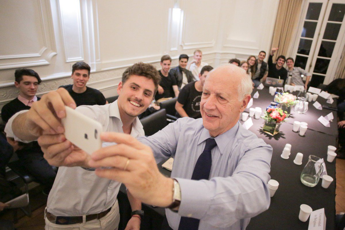 RLavagna's tweet photo. Encuentros que dan esperanza! Me junté con jóvenes que apuestan a superar la grieta y a generar consensos. Chicos del peronismo, el socialismo, el GEN y el radicalismo. También de universidades públicas y privadas. Son el mejor ejemplo de diálogo y de futuro. https://t.co/kOtMCSDrvr