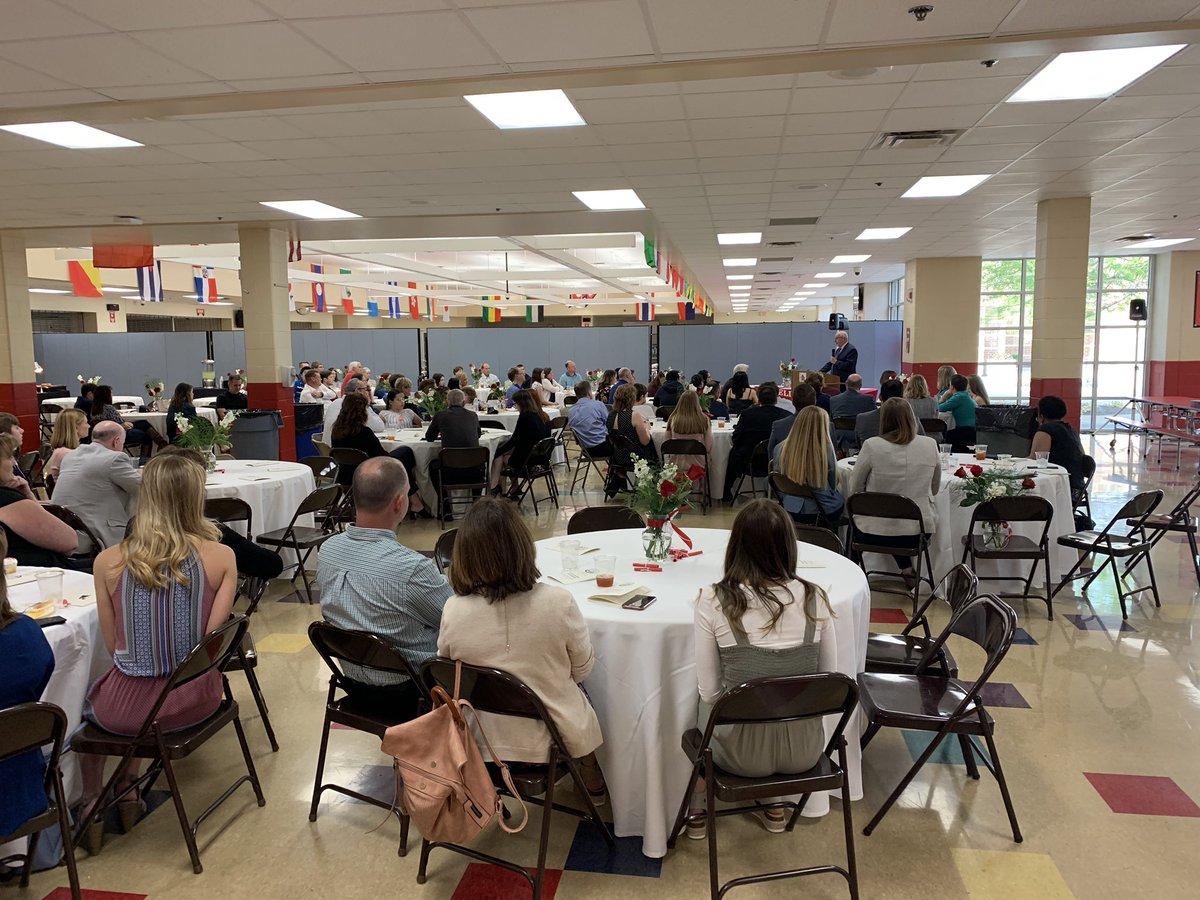 fcsdsuper's tweet photo. Congrats to the students that were recognized at the 2019 Academic Awards Banquet! #FairfieldPride https://t.co/J5H1EVhcF4