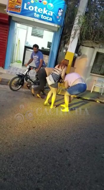 cachicha's tweet image. Usuario De #cachicha nos Envía Este Vídeo Donde Se Observa Dos Mujeres “Fajándose” Mientras Otra Intenta Separarlas dlvr.it/R4jLc0