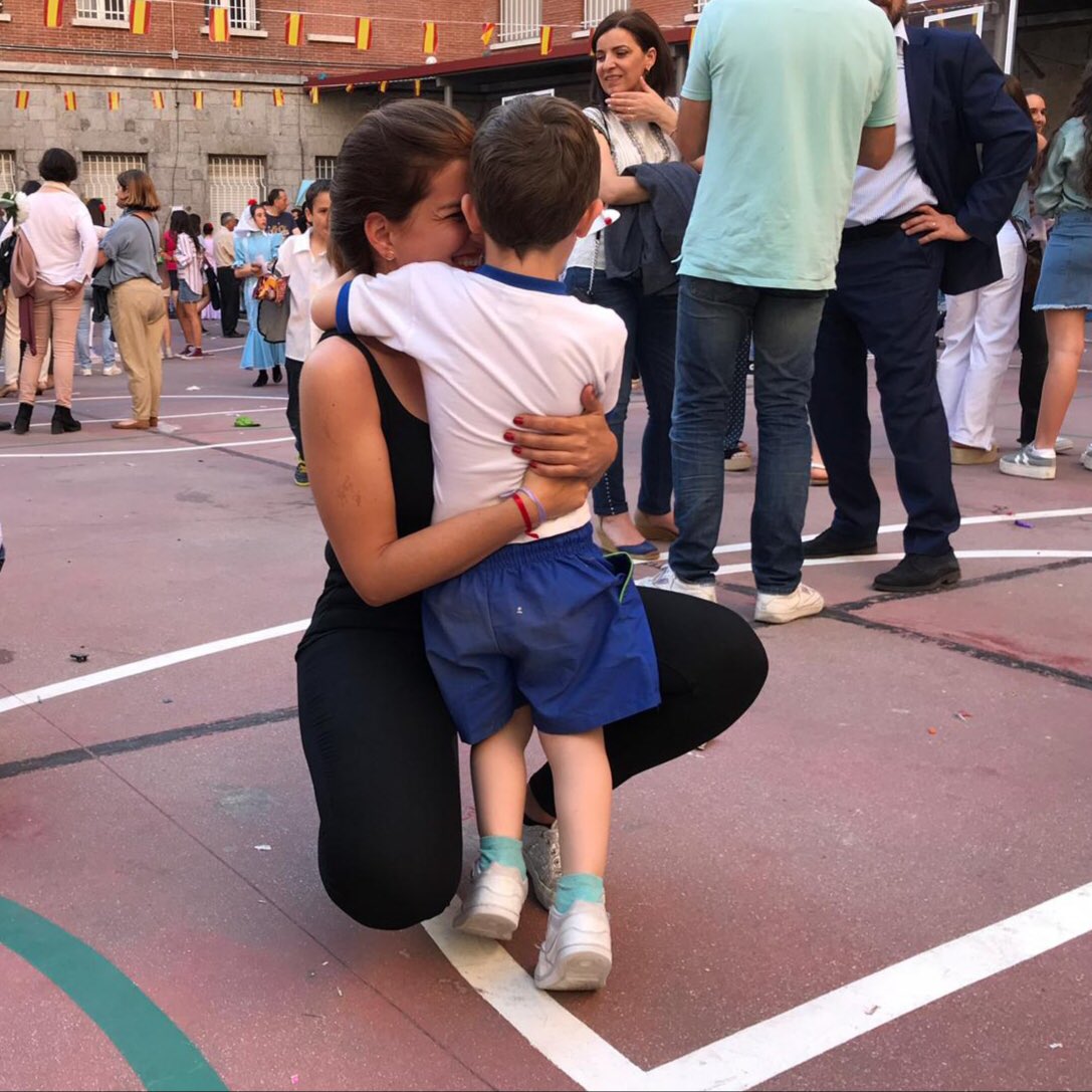 reixirei's tweet photo. “Tía Manina, ¿jugamos a lo de que nos pillas? Tía Manina, ¿vienes a nuestra casa?”. Con un abrazo la remata y la tía Manina hace todo lo que le pide @MinaMRP https://t.co/pKKCMslA8s