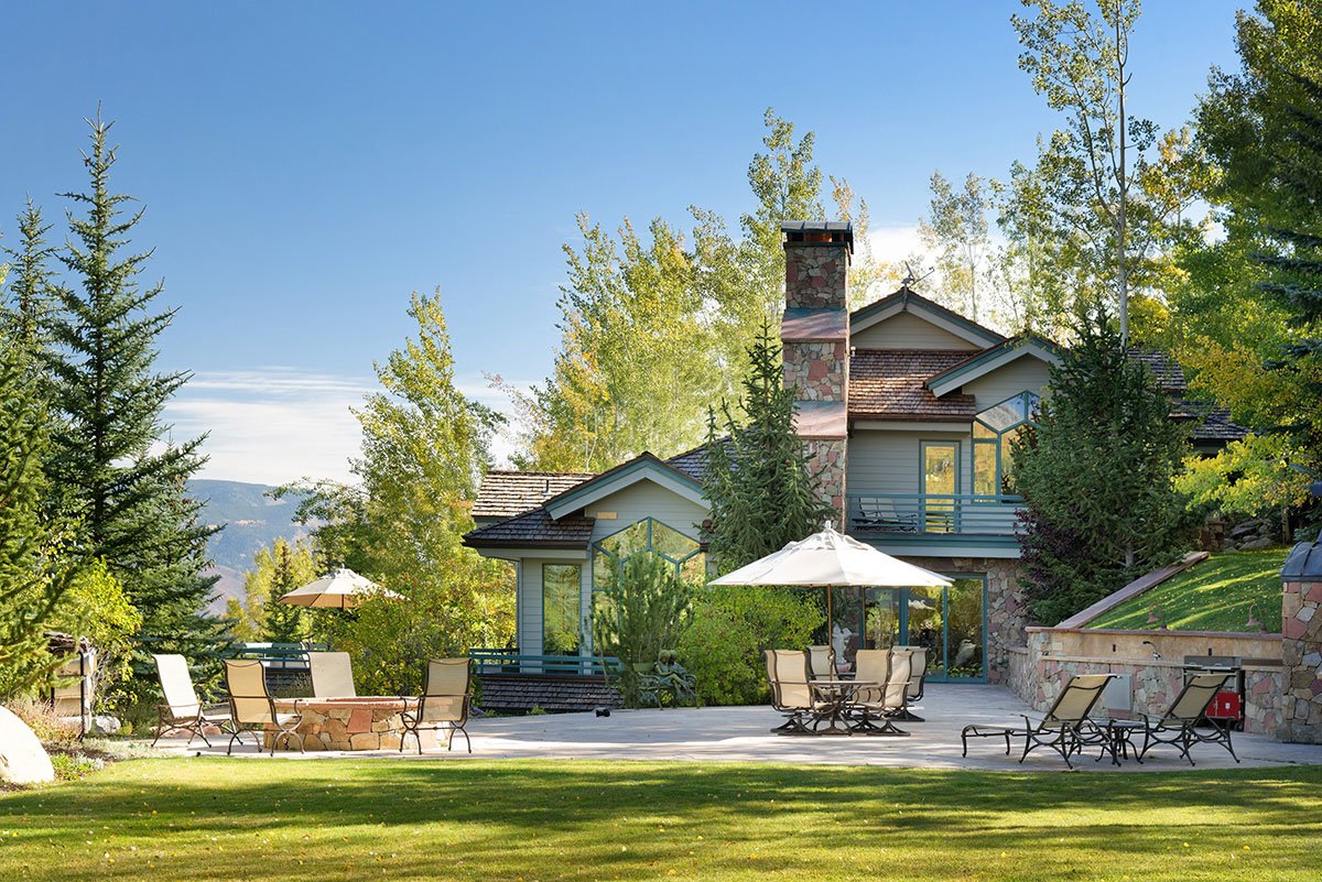 AspenSnowmasSir's tweet photo. LIVE SNOWMASS - Ridge Run Opportunity. This 4 bed home on 2 lots totaling 1.41 acres has a large master, patios, waterfall, views & ski access. Expansive, flat yard with framed Mt. Daly views. Furnished. Explore now: https://t.co/HkLC8Q0xeq #SnowmassCO #AspenSnowmassSIR #LIVESIR https://t.co/UG7vuul1Vq