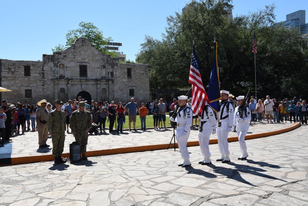 #USNavy photos of day: #USSWilliamPLawrence sits moored in #Singapore, a Naval Aircrewman eyes #USSAbrahamLincoln, #USSJohnCStennis pulls into Naval Station Mayport, and Sailors parade the colors during Navy Day at #TheAlamo. ℹ️ info and ⬇️ download: navy.mil/viewPhoto.asp?…