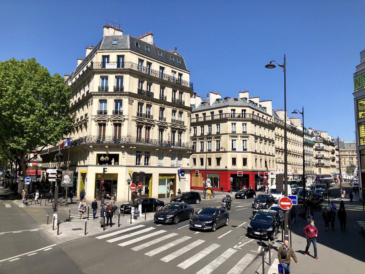 There’s no single element of  #Paris city-building more powerful than the prevailing human scale of buildings, usually 6 tall stories (often 80-100 ft) in densely-packed blocks. Paris packs density in a constant pattern for miles & miles, not in “spikes” of low & high density.