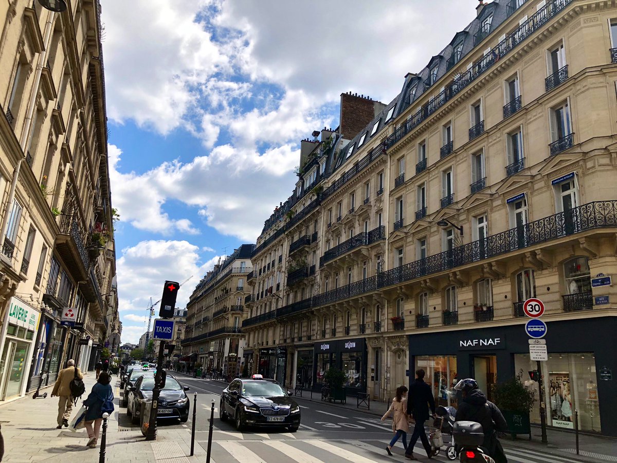 There’s no single element of  #Paris city-building more powerful than the prevailing human scale of buildings, usually 6 tall stories (often 80-100 ft) in densely-packed blocks. Paris packs density in a constant pattern for miles & miles, not in “spikes” of low & high density.