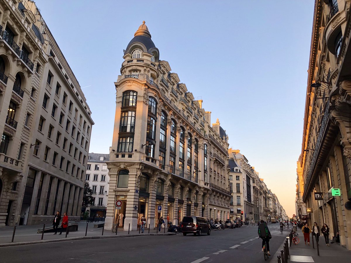 There’s no single element of  #Paris city-building more powerful than the prevailing human scale of buildings, usually 6 tall stories (often 80-100 ft) in densely-packed blocks. Paris packs density in a constant pattern for miles & miles, not in “spikes” of low & high density.