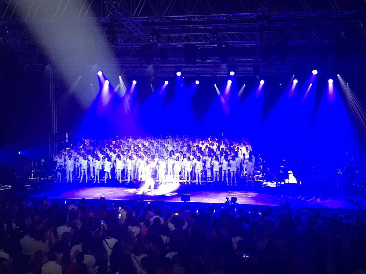 AgnesDuhart's tweet photo. Sublime concert de ZAZ à Lauga. Une salle comble &amp; un public électrisé par la simplicité, le dynamisme et la gaieté de cette chanteuse hors pair. Bravo aux enfants du collège Saint Michel de Cambo pour leur belle prestation et à tous leurs encadrants @VilleDeBayonne @Zaz_Official https://t.co/SWlj5GqckL