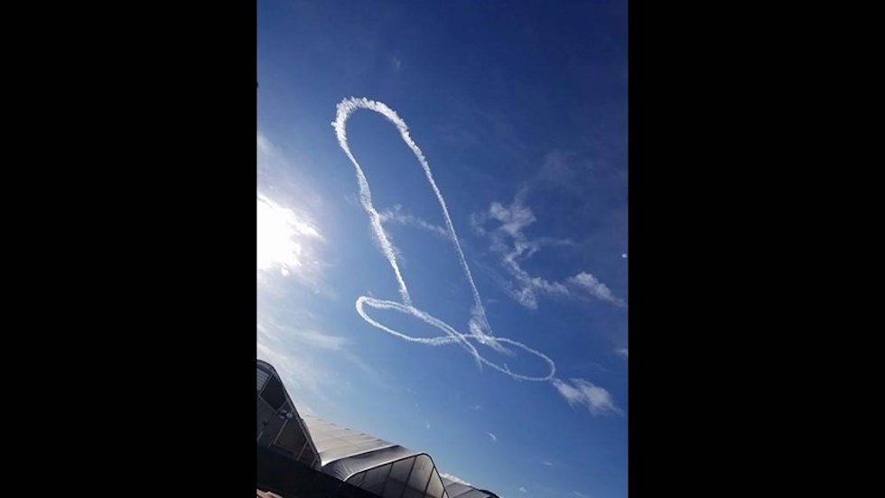 thehill's tweet photo. Navy investigation reveals conversation with pilot who drew penis in the sky https://t.co/vev33nVDMl https://t.co/jgftyq2ljk