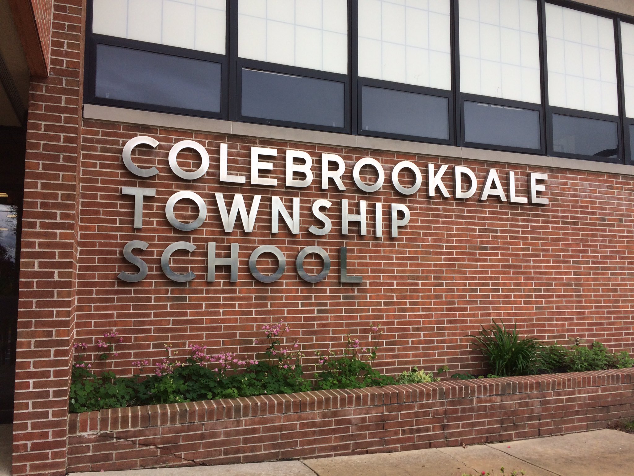 Closing Pine Elementary School / Twitter