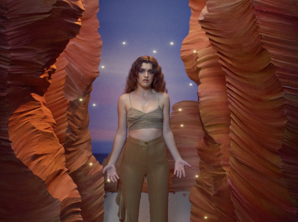 Lots of dreamy visuals in this video for Spanish singer Amaia’s track “El Relámpago” by director Bàrbara Farré. Watch: tv.booooooom.com/2019/05/14/ama…