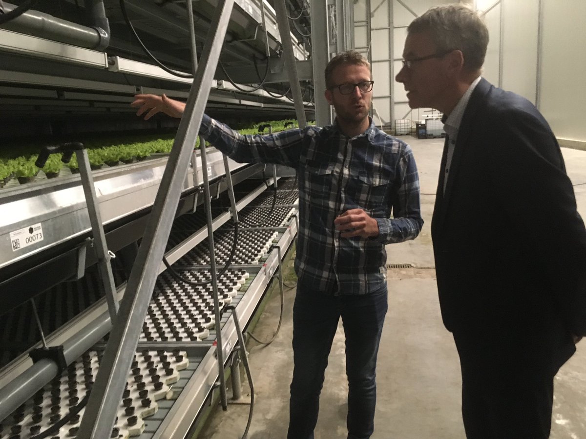 JanKeesGoet's tweet photo. Met regioambassadeur @RiniGoos was ik bij @b4agro in Warmenhuizen, Noord-Holland. Zij doen indoor-teelt van sla op water met een biovergistingsinstallatie. Mooie circulariteit in de praktijk, klimaatrobuust en met minder gewasbeschermingsmiddelen. 1/2 https://t.co/9m7qIztVW4