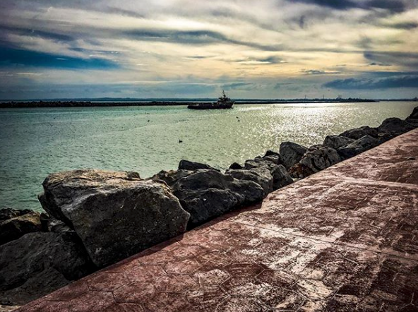 VisitTamaulipas's tweet photo. Disfruta de una caminata por la escollera, disfruta viendo el paisaje y la llegada de los barcos y los buques, una manera diferente de conocer y disfrutar Tamaulipas ¡Visítanos! 

#VisitTamaulipas #ConoceMéxico 

📷: javier.guillenhdz
@ferolivera09 https://t.co/SwdWWEkJQm