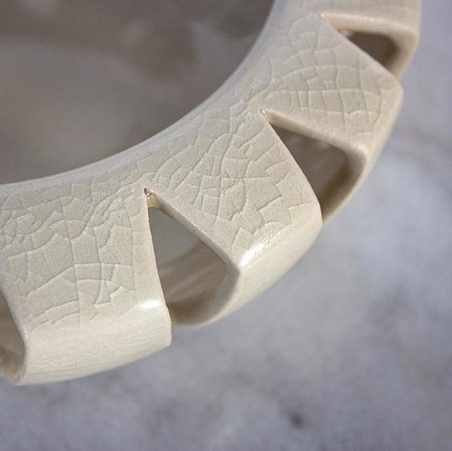 Close up of the @spectrumglazes clear crackle in action. Lovin’ it 🤩
—
#glazingpottery #glazes #ceramicsdesign #piercedpottery #potteryart #potterylove #potterymaking #potteryporn #loveceramics bit.ly/2VqhJ4v