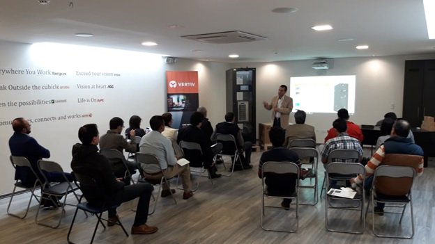VertivLATAM's tweet photo. Ayer en #VertivEcuador celebramos la “Certificación en Diseño de Centro de Datos” auspiciado por nuestro canal compartido, Casa del Cable.  Gracias a todos los asistentes.  Conozca más sobre nuestros productos para data center: https://t.co/OPBFs9dPXh #Siemon #datacenter https://t.co/Hv5CVSNNeJ