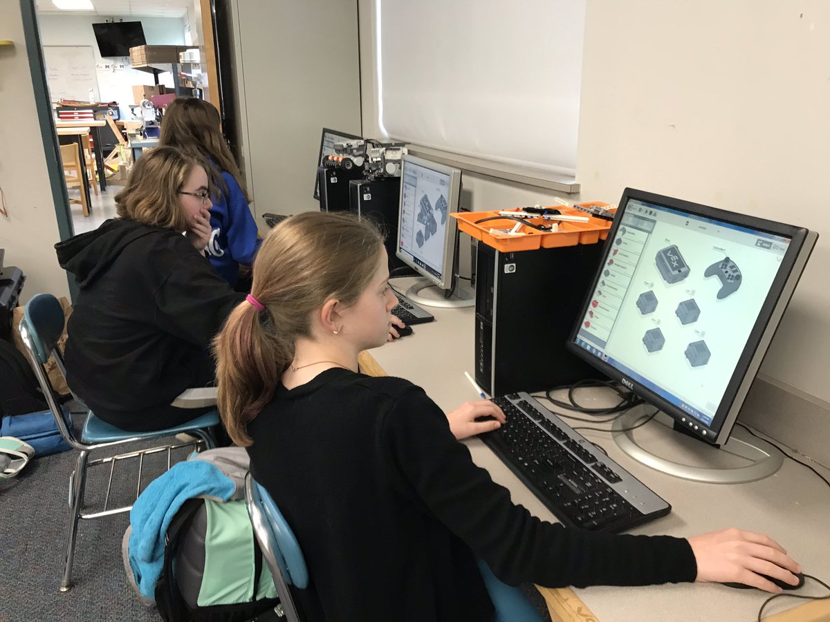 amandahough6's tweet photo. Thankful 4 Casey Densmore from @MIT_BIG giving @VEXRobotics coding studio tutorial 2 #Mashpee Robotics team @mashpeetech https://t.co/10XK4bVw5d