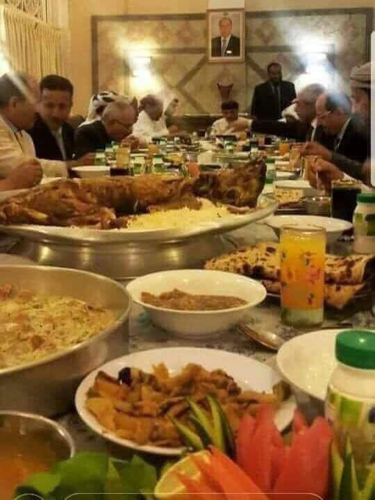 هكذا هم قادة الشرعية
الحوثي العميل الايراني يصعد من عملياته العسكريه
والشعب يموت جوع بينما قادة الشرعيه في لفنادق