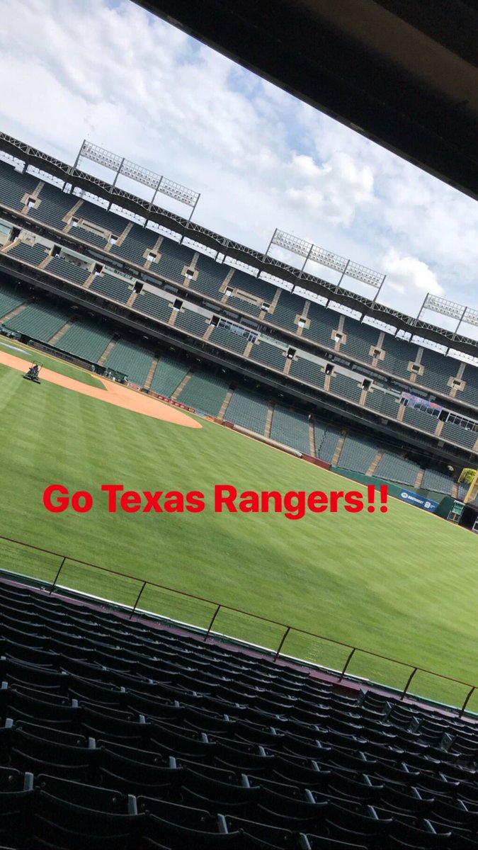 leapintopurpose's tweet photo. Field Trip FUN @GlobeLifeField!!! 
@CockrellHillLMA 
@desotoisdengage https://t.co/Y0j69yAyYQ
