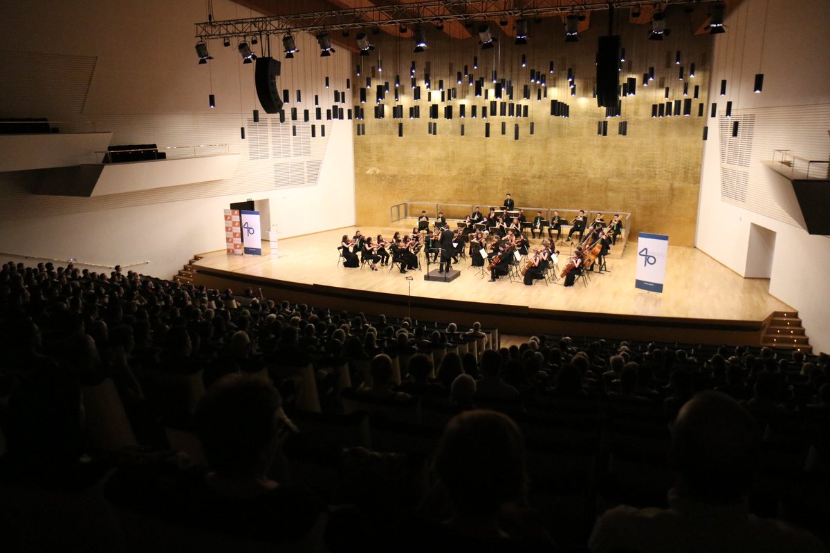 rectorUA's tweet photo. Cada dia más orgulloso de la #OFUA, hoy bajo la batuta de @TobiasGossmann interpretando a #Shubert y a #Grieg en el Concierto de Primavera #Veusolidaria a beneficio de @ph_alicante wn el @ADDAalicante https://t.co/VHvsKlgHSe