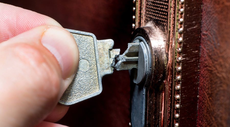 Замок дверной межкомнатный. Как открыть сломанную. Как открыть сломанную. Как открыть сломанную. Вскрыть замок.