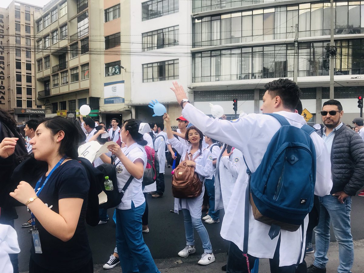 FCMedicas_UCE's tweet photo. #UCE presente en marcha por un #EstipendioJusto para los internos de #medicina #enfermeria #obstetricia #labclinico #nutricion https://t.co/swLMMcKW31