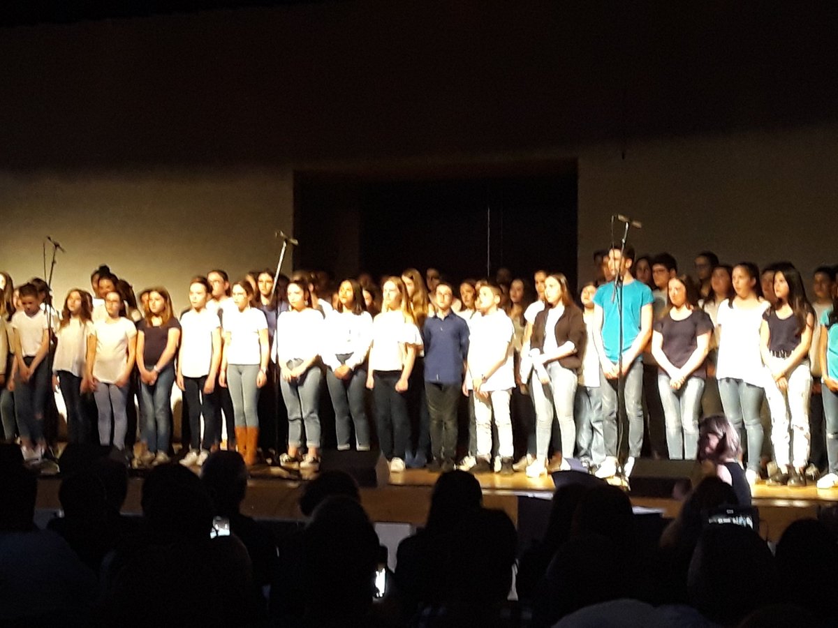 CollegeMontech's tweet photo. Superbe spectacle : les chorales du collège de Montech et de Grenade unissent leurs voix pour un hommage à des artistes en chanson( Hallyday, Berger, Maurane, Aragon...). Bravo aux artistes et à leurs professeurs pour ces moments d émotion.  #choraleaucollege https://t.co/IGXROl68pC