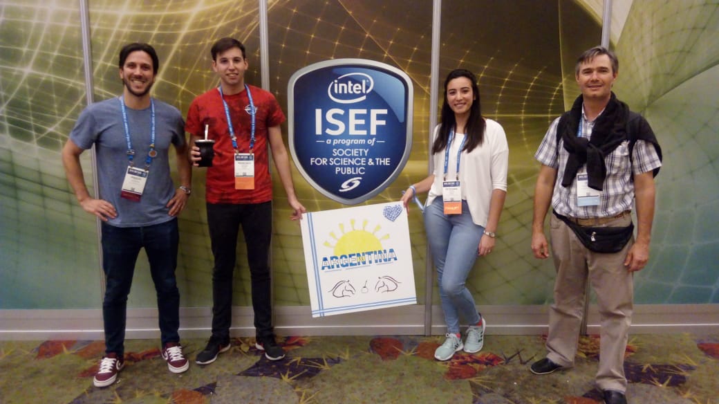 EducacionAR's tweet image. ¡Orgullo argentino! 🇦🇷 Estefanía y Francisco, de la Escuela Provincial de Educación Técnica N° 7 de #LaPampa, están participando de la Feria Internacional de Ciencia e Ingeniería en #EstadosUnidos, con su proyecto vinculado a la siembra de semillas autóctonas ¡Felicitaciones! 👏