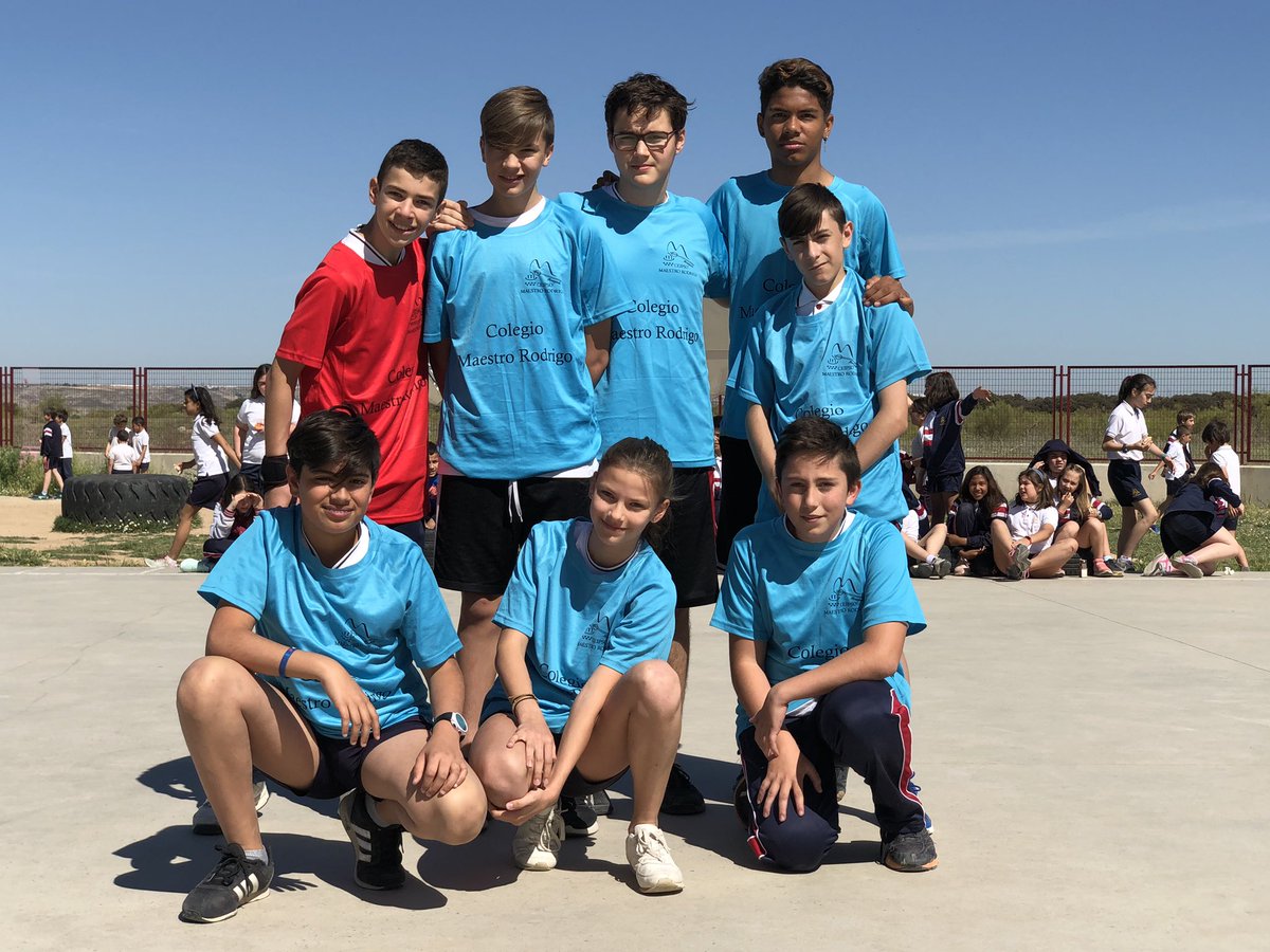 aranjuezocho's tweet photo. El equipo de fútbol de 1º de ESO se ha impuesto por 3 goles a 2 al  equipo de profesores en la mañana del día del deporte en nuestro colegio. Enhorabuena chicos y chicas sois magníficos @aranjuezocho https://t.co/XxH17Ds7Wc