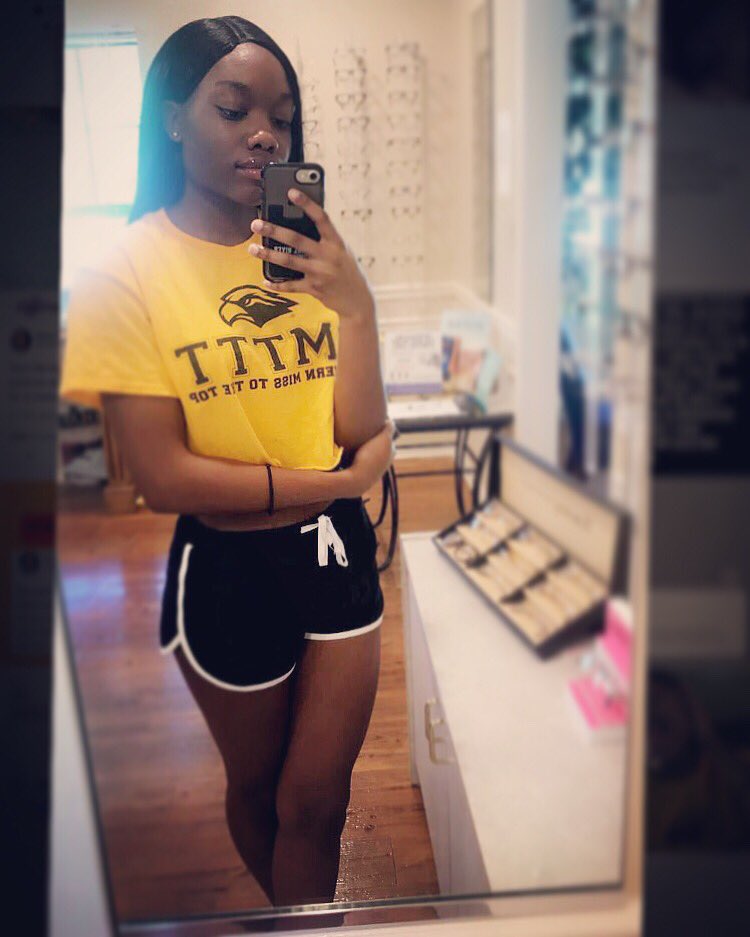 Peaaunique's tweet photo. itty bitty pretty, Iโm the realest in the city๐๐ #nevertakemeserious https://t.co/Bt7SjjN7lh