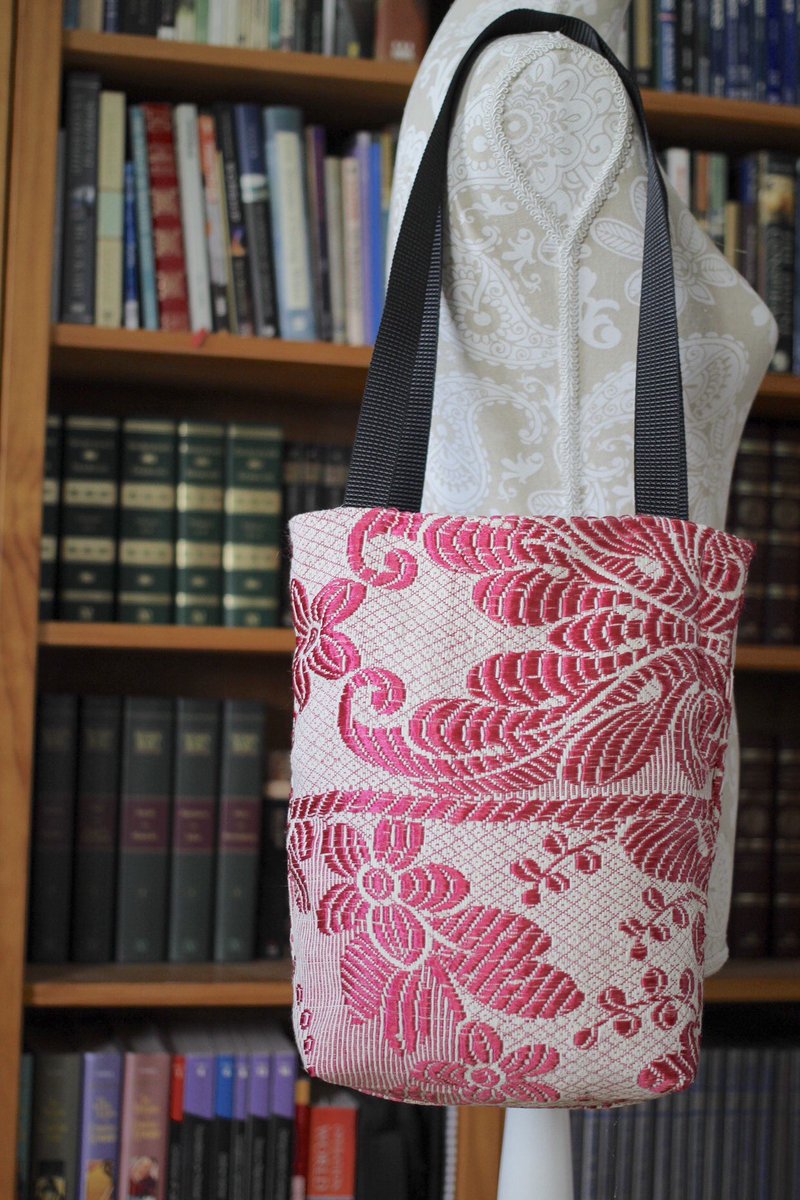 formerlyflints's tweet image. The Mary Bag, Shoulder Bag, Tote Bag etsy.me/2WI6DZT
#handmadebags #pinksummerbag #pinkandblack #handcraftedbag #etsyseller #makersgonnamake #vintagevibe