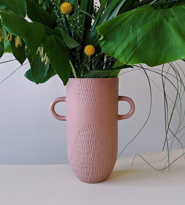 This is a one-off Sibling Vase in a carved scallop pattern. I haven't made any others like it in this blush colour, so it's a special little pot. And it's working the greenery nicely. 🌿🌿🌿 If you'd like to know when this and others like it are in the … bit.ly/2Q3gg2R