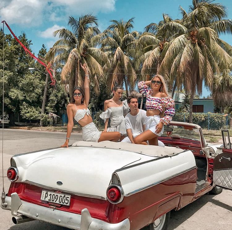 GemeliersWebArg's tweet photo. Que mal la están pasando estos chicos en La Havana, cuba... https://t.co/UdkJjTi1il