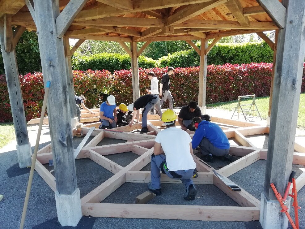 LPo_Sorel14's tweet photo. Belle réalisation des élèves de 2nde pro constructeur bois #lycéeAlbertSorel #Honfleur qui ont posé le solivage et l’etricage du kiosque réalisé par la section charpente #SectionBois #VoieProfesionnelle @acCaen @acrouen https://t.co/0s0sW9lsZn