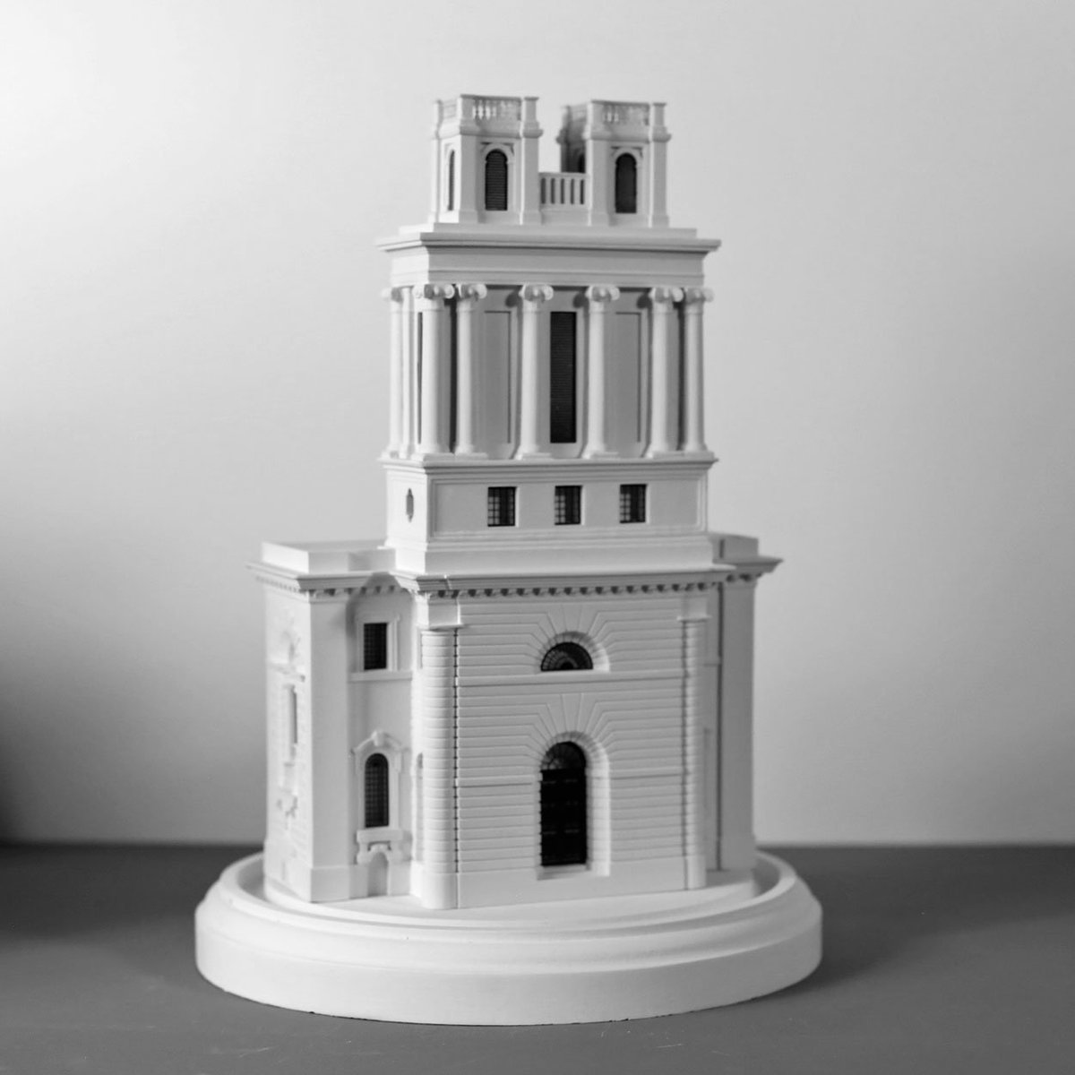 ChiselandMouse's tweet photo. St Mary Woolnoth designed by Nicholas Hawksmoor and completed in 1727. Classically English Baroque in style with Portland stone facade with 2 flat-topped turrets supported on Corinthian columns.

#architecturalsculpture #plastermodel #hawksmoor #londonarchitecture #stmarywoolnoth https://t.co/emZ9ebdFDN