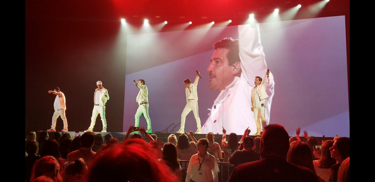 MAGE1213's tweet photo. Got some pretty great shots of @NKOTB last night 😍 https://t.co/yVL1ie6CTH