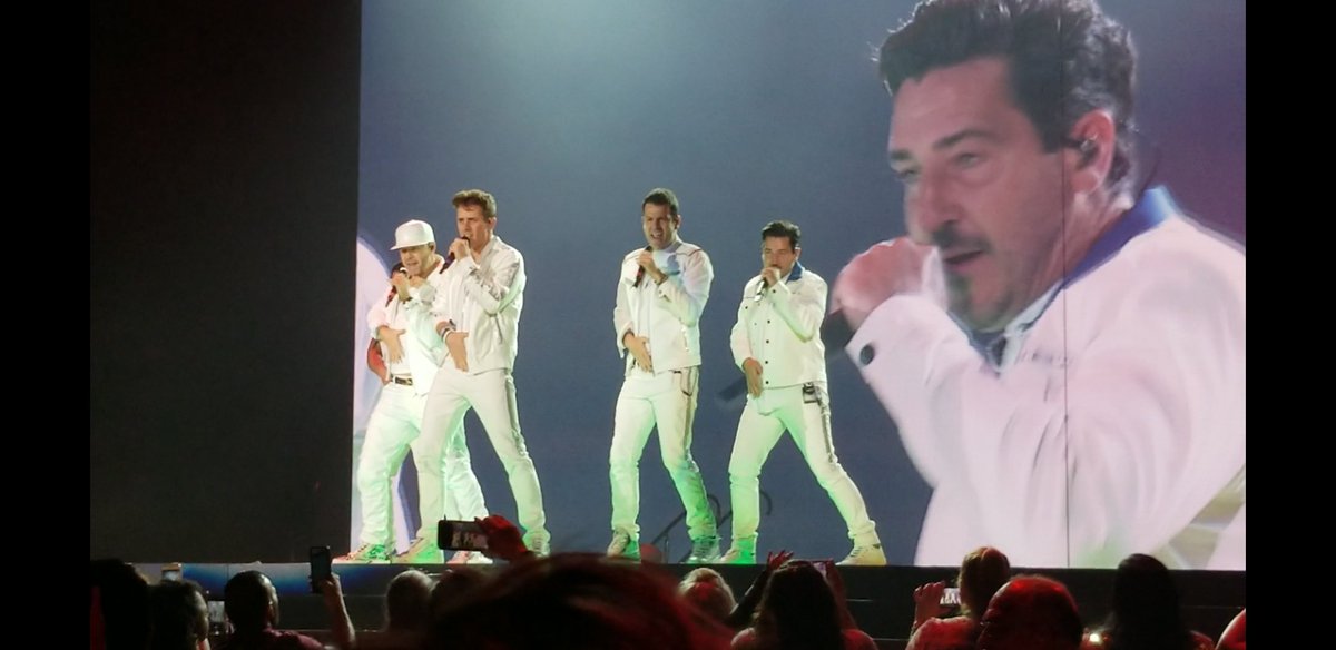 MAGE1213's tweet photo. Got some pretty great shots of @NKOTB last night 😍 https://t.co/yVL1ie6CTH
