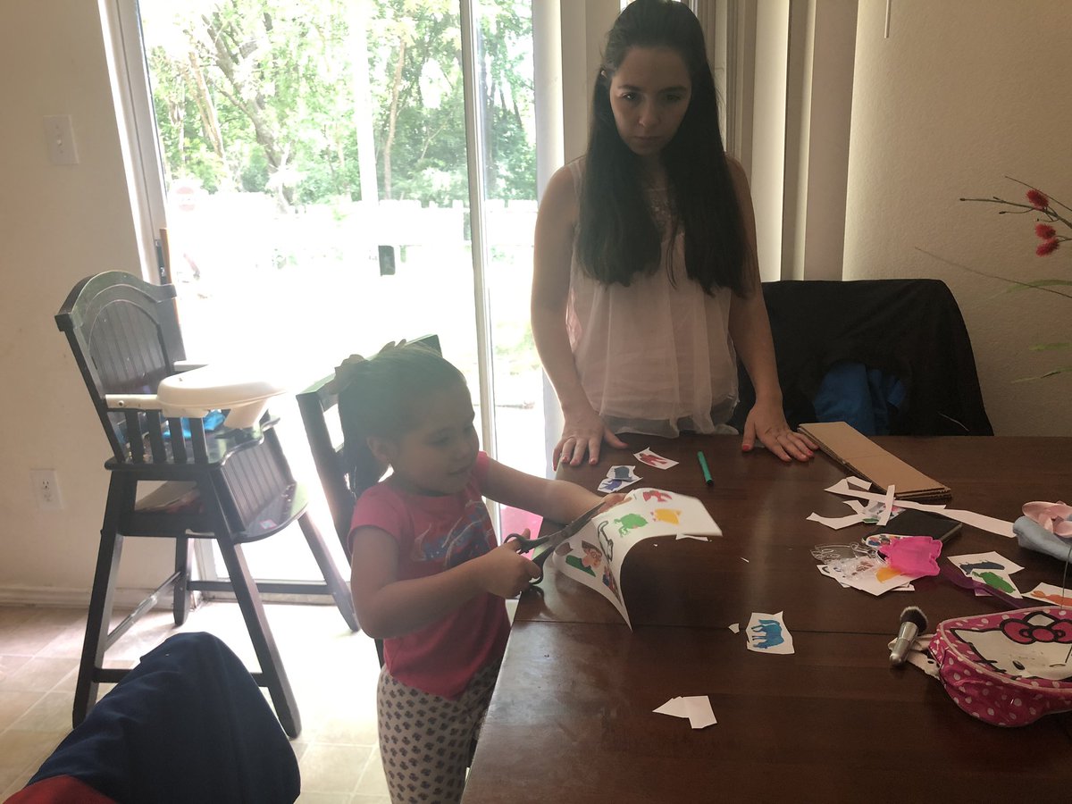 inroom405's tweet photo. ¡Natalia y mamá preparando para leer Brown Bear a su salón mañana con estas figuras! #msoctx @inroom209 @inroomjejpk3 https://t.co/MZH95lAFVa