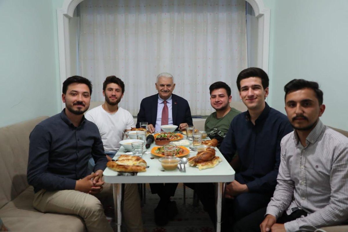 Üniversiteli kardeşlerimle aynı iftar sofrasını paylaşmak benim için ayrı bir mutluluktu. 🤗