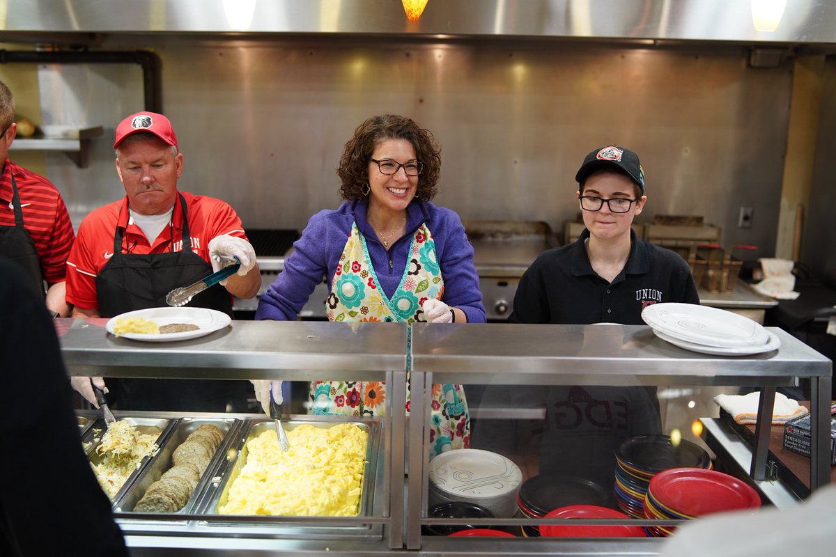 UnionUniversity's tweet photo. We had so much fun serving our students a late-night breakfast for Food for Finals. This is a fun tradition! https://t.co/TqQOAdXZ7k