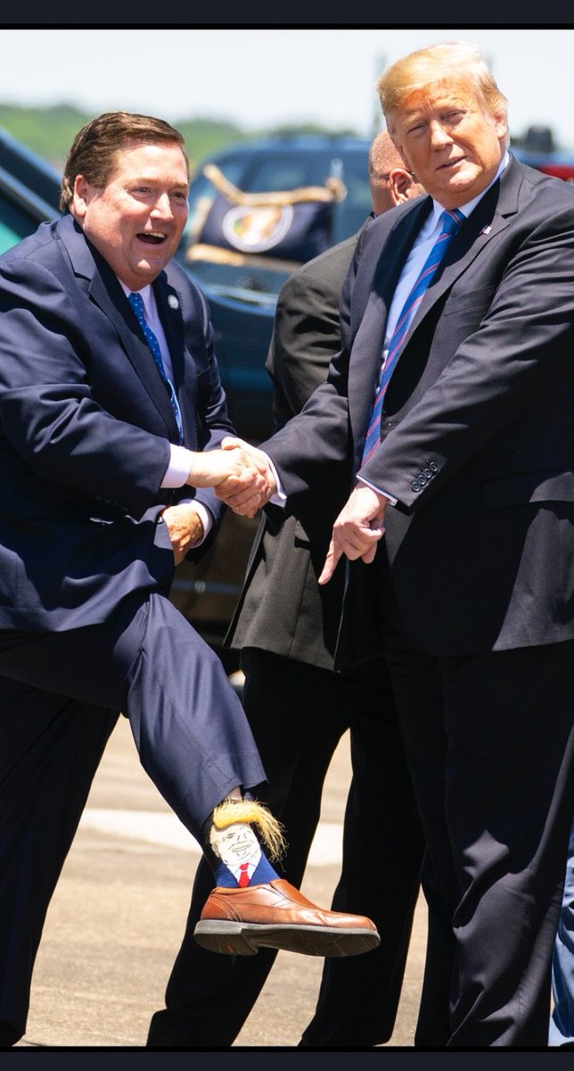 carolina_rocha_'s tweet photo. Aquí te tengo en mis pies...
O algo así dijo el Governador de Lousiana este día que recibió a Trump👇🙄 https://t.co/QQRfL0Ezuk