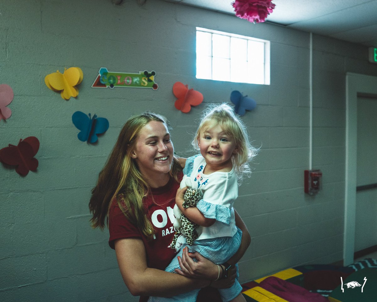 ArkRazorbacks's tweet photo. One Razorback Road Show is a GO 🐗

Our first stop in Mountain Home at Kidspiration Pediatric Therapy Services was FILLED with fun. ❤️

#UNITEasOneRazorback https://t.co/dcE0A1ywU9